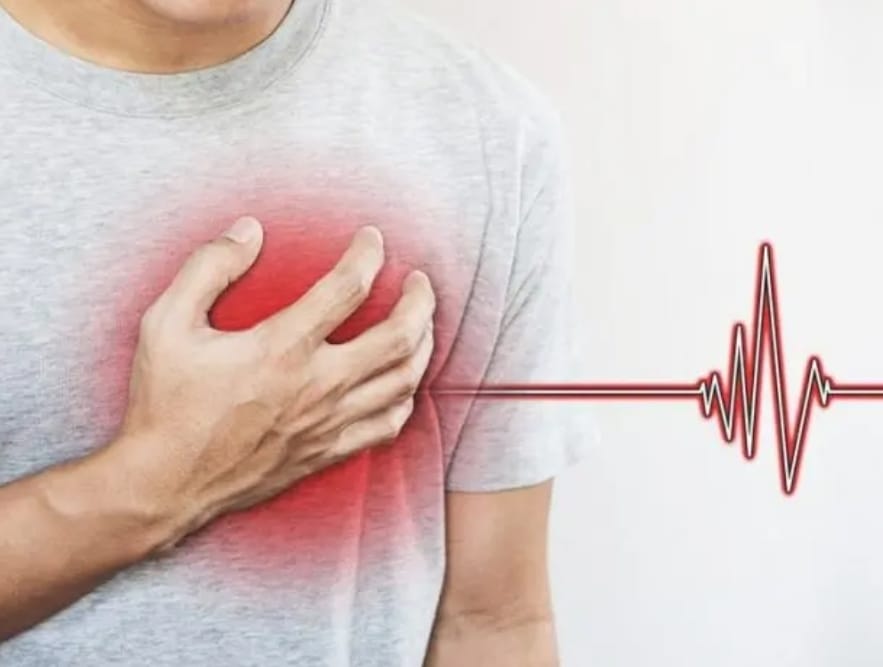 Persona con la mano sobre el corazón