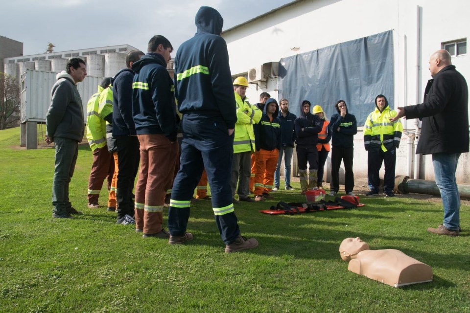 Trabajadores recibiendo entrenamiento en técnica RCP