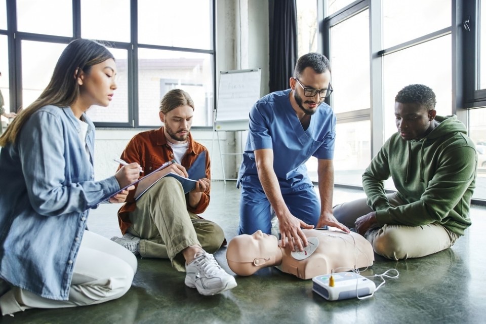 Enfermero enseñando una técnica de reanimación cardiopulmonar